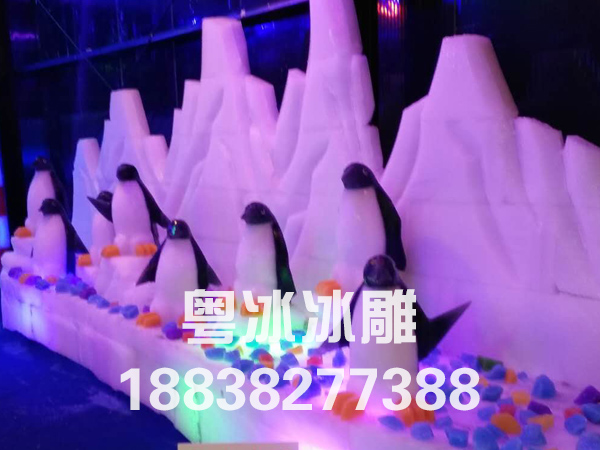 白色冰山企鹅冰雕制作